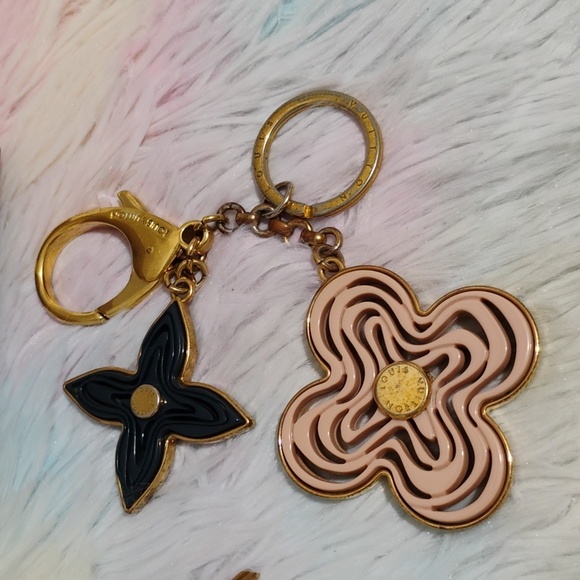 SALE! Louis Vuitton Portecle LV Logo Key Holder Charm & Padlock/Keys 320 Bundle - Picture 2 of 16